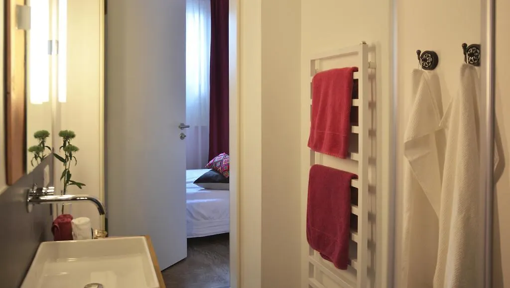 Picobello Zimmer & Atelier Calolziocorte 0*,